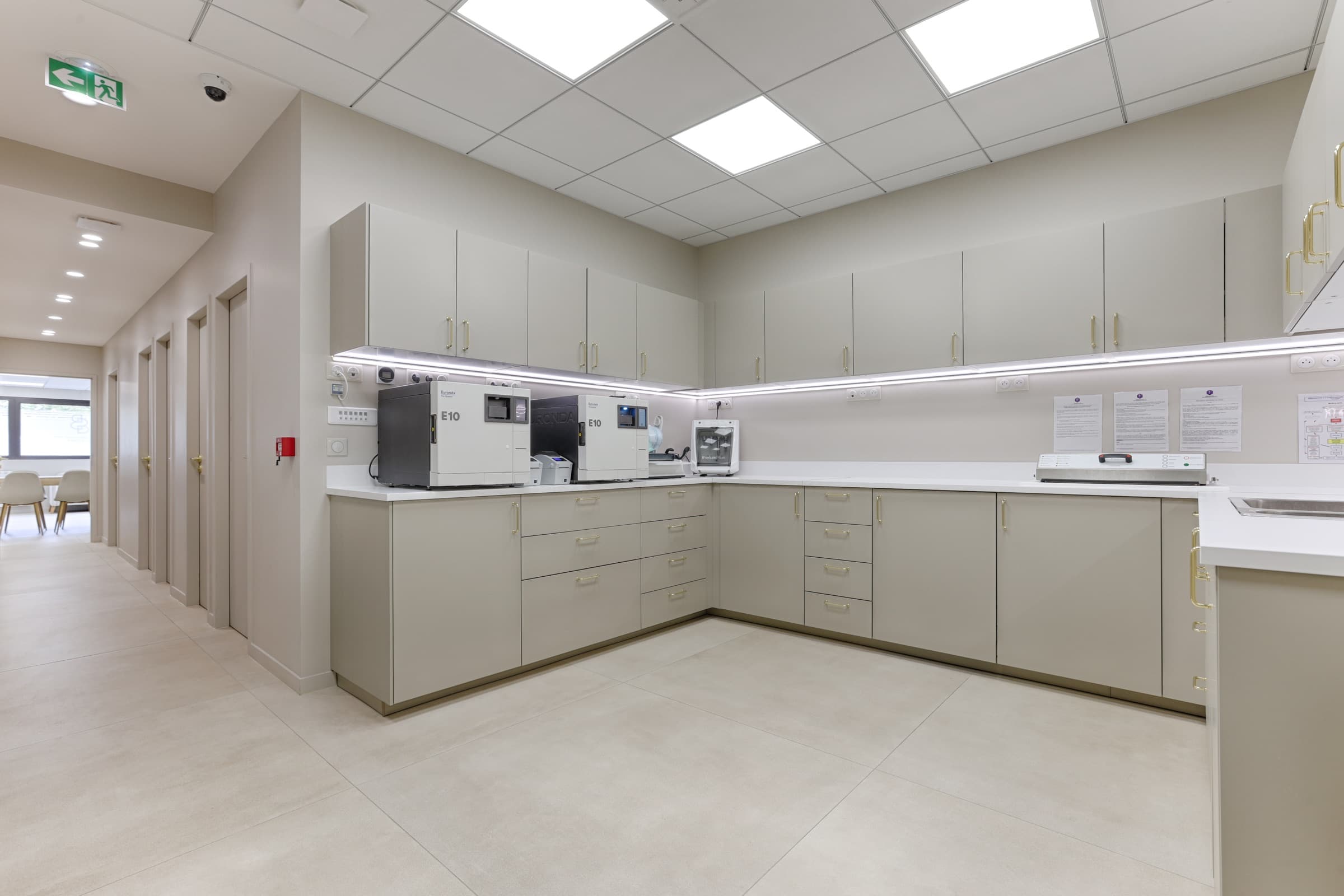 Espace de stérilisation avec autoclaves E10 et plan de travail laqué